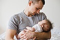 Vater mit Baby im Arm. Quelle: Freepik